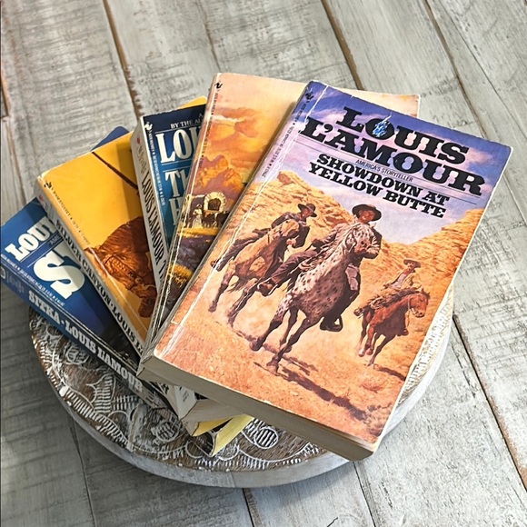 LOUIS L’AMOUR VINTAGE BOOKS SET OF FIVE - Picture 1 of 4